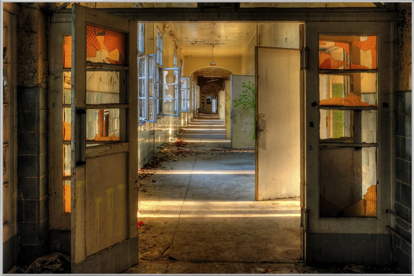 image LAND Bild mit Rahmen Lost Place Flur 3 | Schubiger Möbel