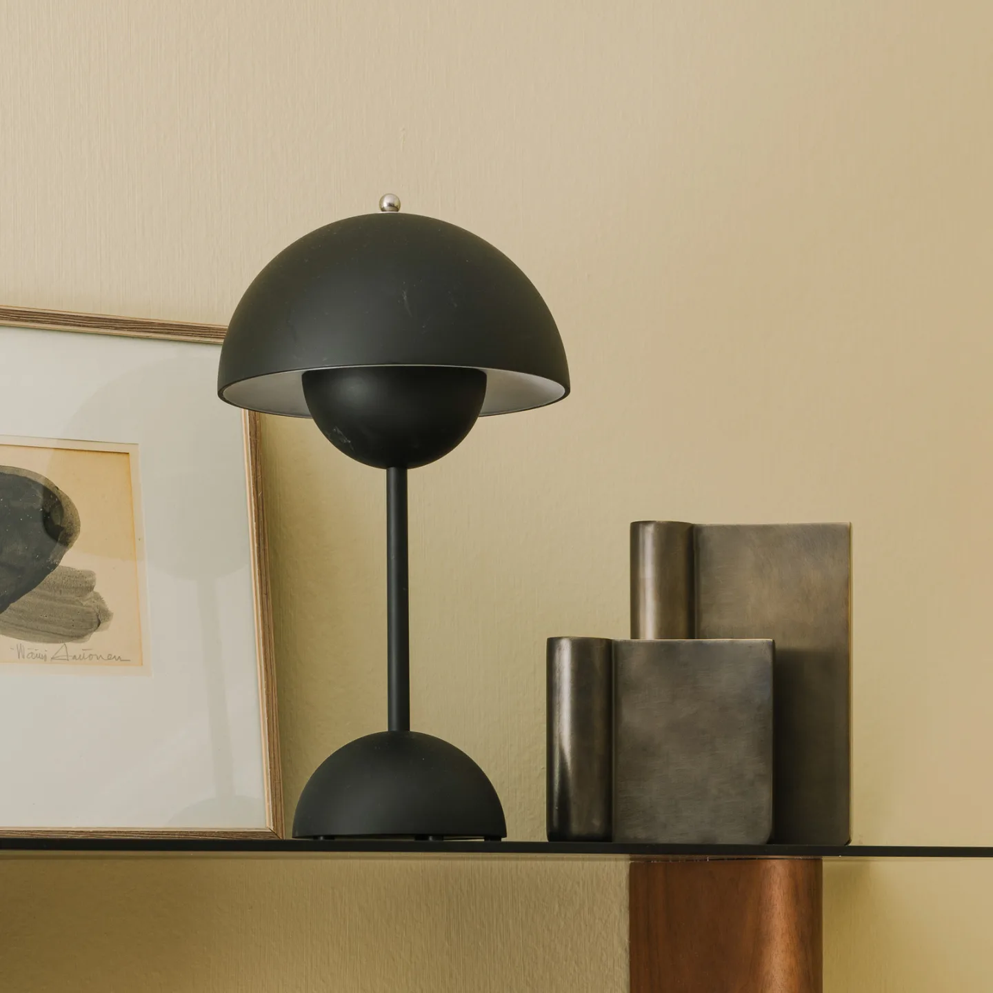 Flowerpot VP9 LED-batteridrevet bordlampe, sort mat - &TRADITION - Stue - Design - Plastik - Med skærm