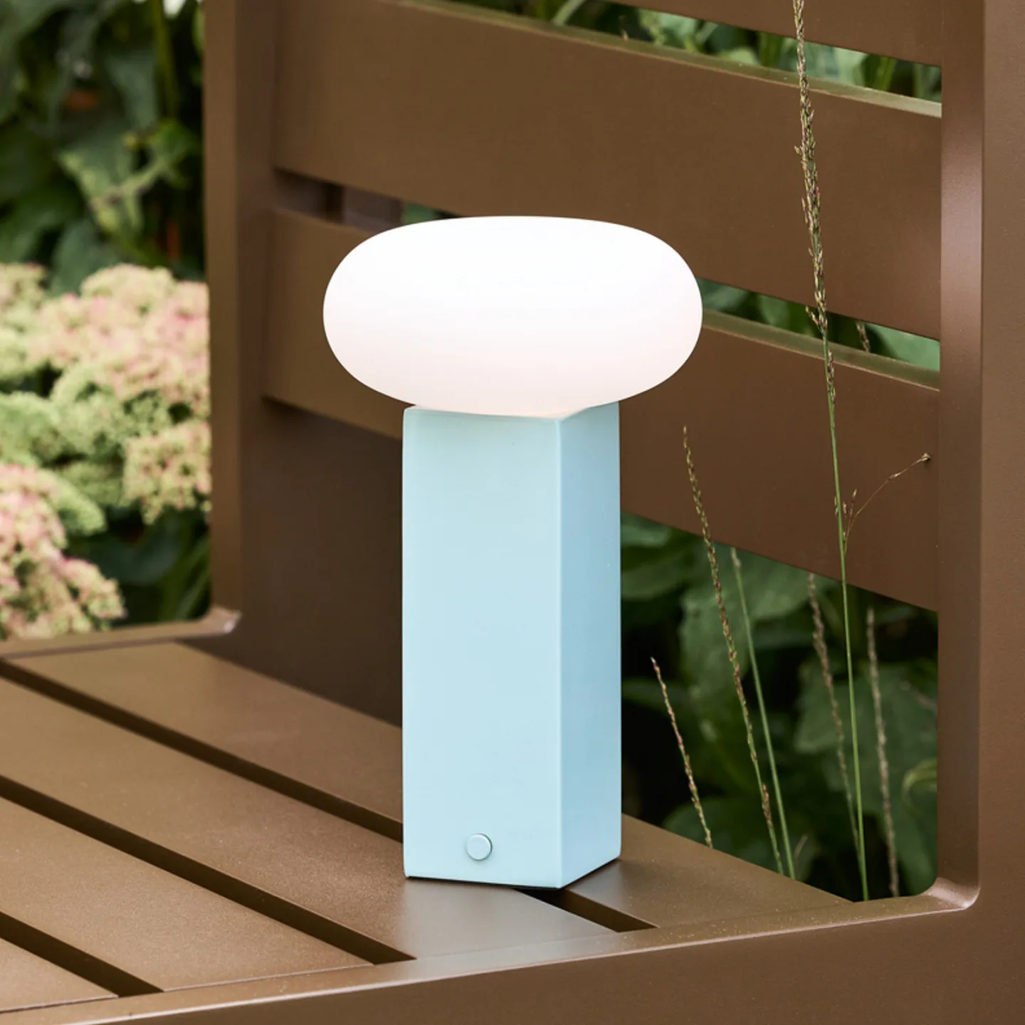 LOW LED-batteridrevet bordlampe, blå, højde 20 cm – Hübsch - Stue - Moderne - Metal - Med én lyskilde