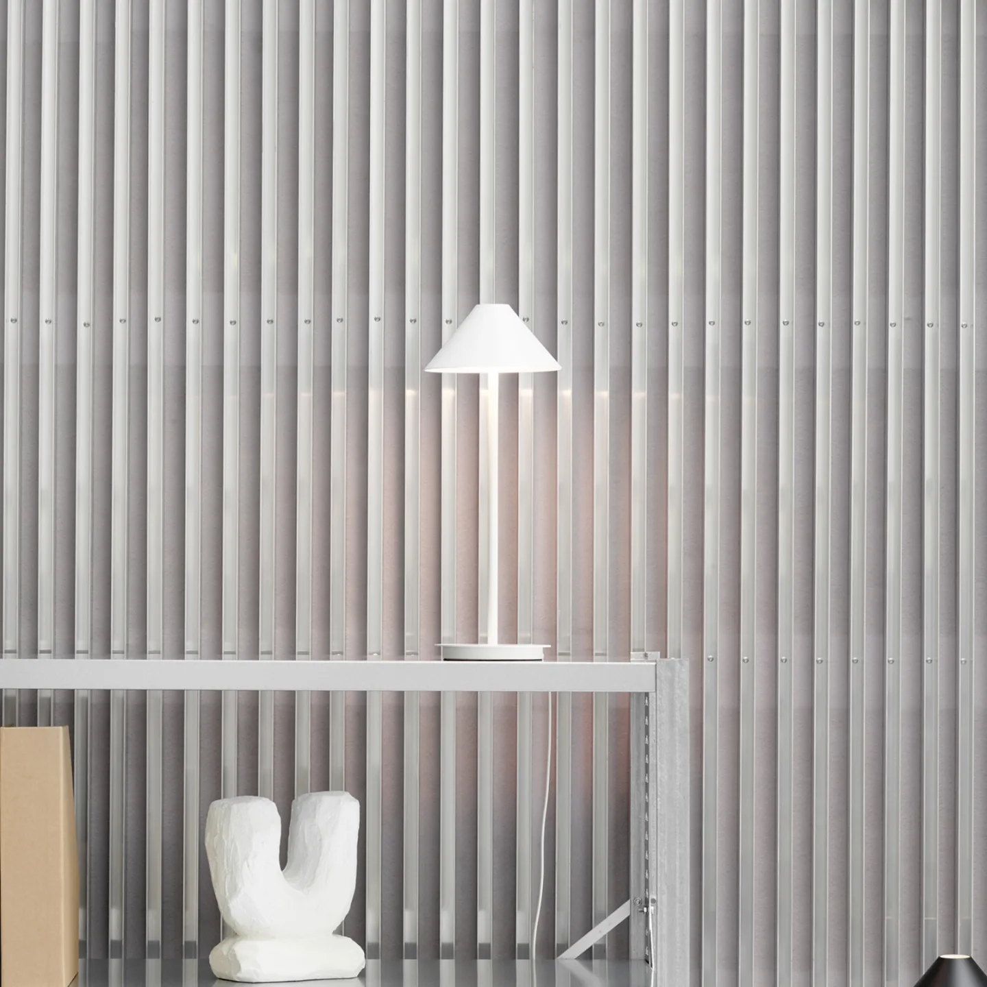 Keglen LED-bordslampa, vit, CCT, dimbar - Louis Poulsen - Vardagsrum - Design - Metall - Med lampskärm