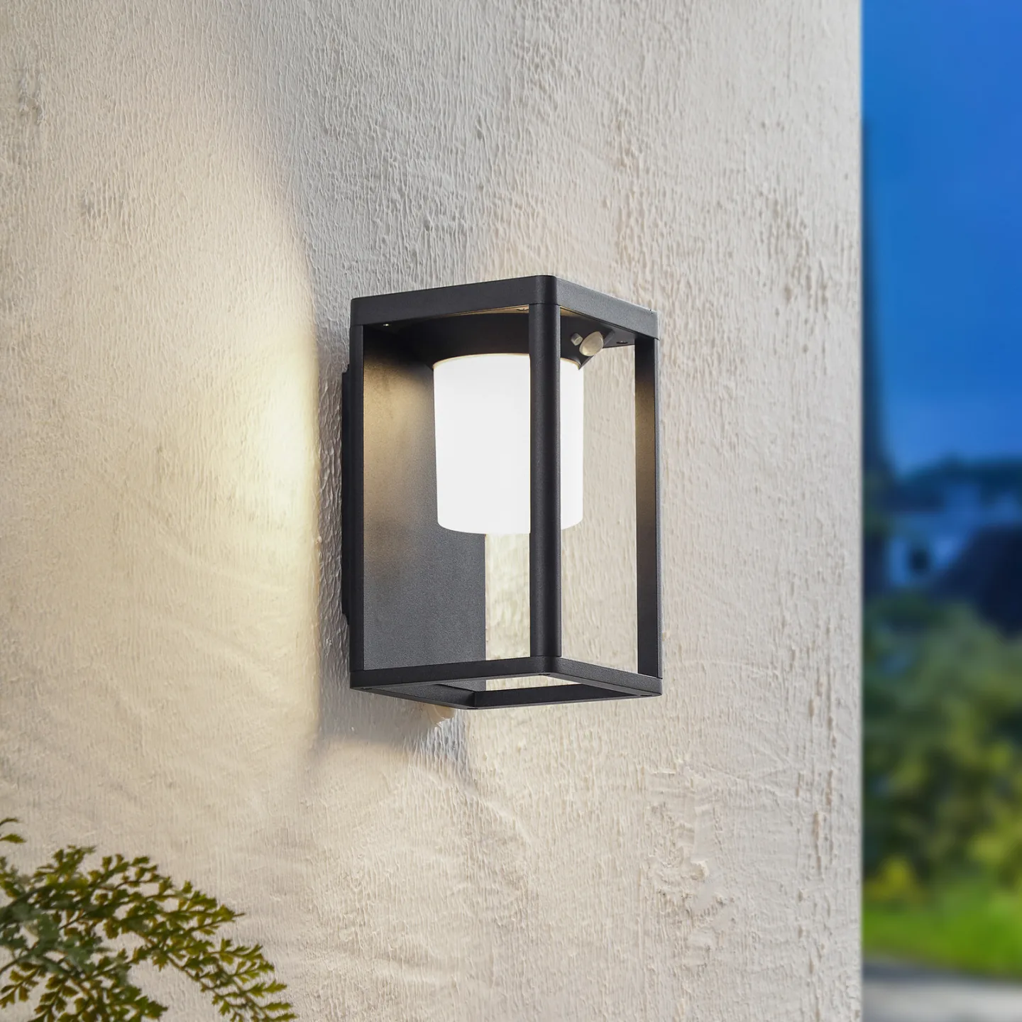 Tilena solcelle vegglampe med sensor, svart - Lucande - Balkong - Moderne - Aluminium - Plafond