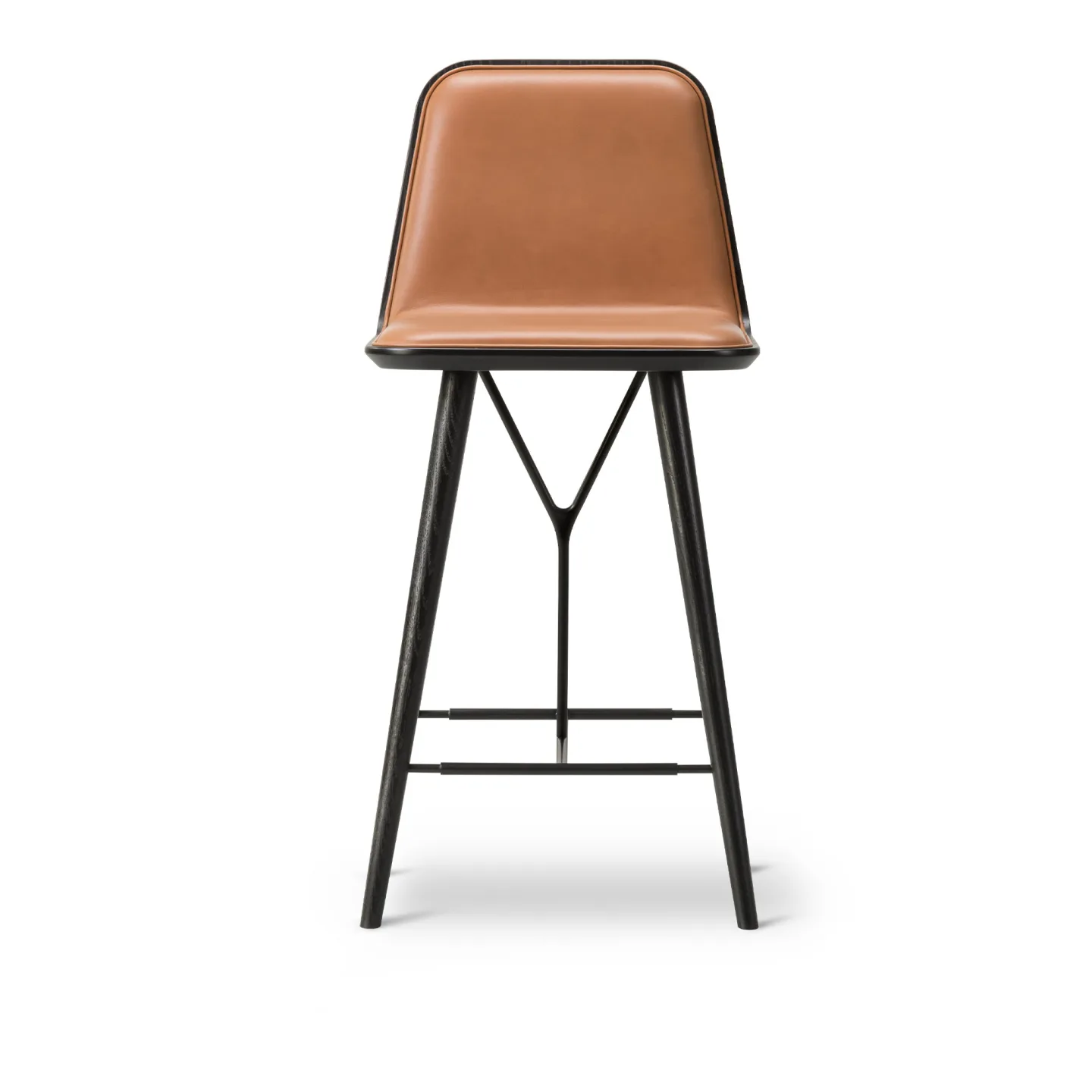 Fredericia Furniture - Spine Wood Base Barstool, Svartlackerad, Svart metall, Lädergrupp 2, 75 Cognac - Barstolar - Space Copenhagen - Brun,Svart - Läder/Trä