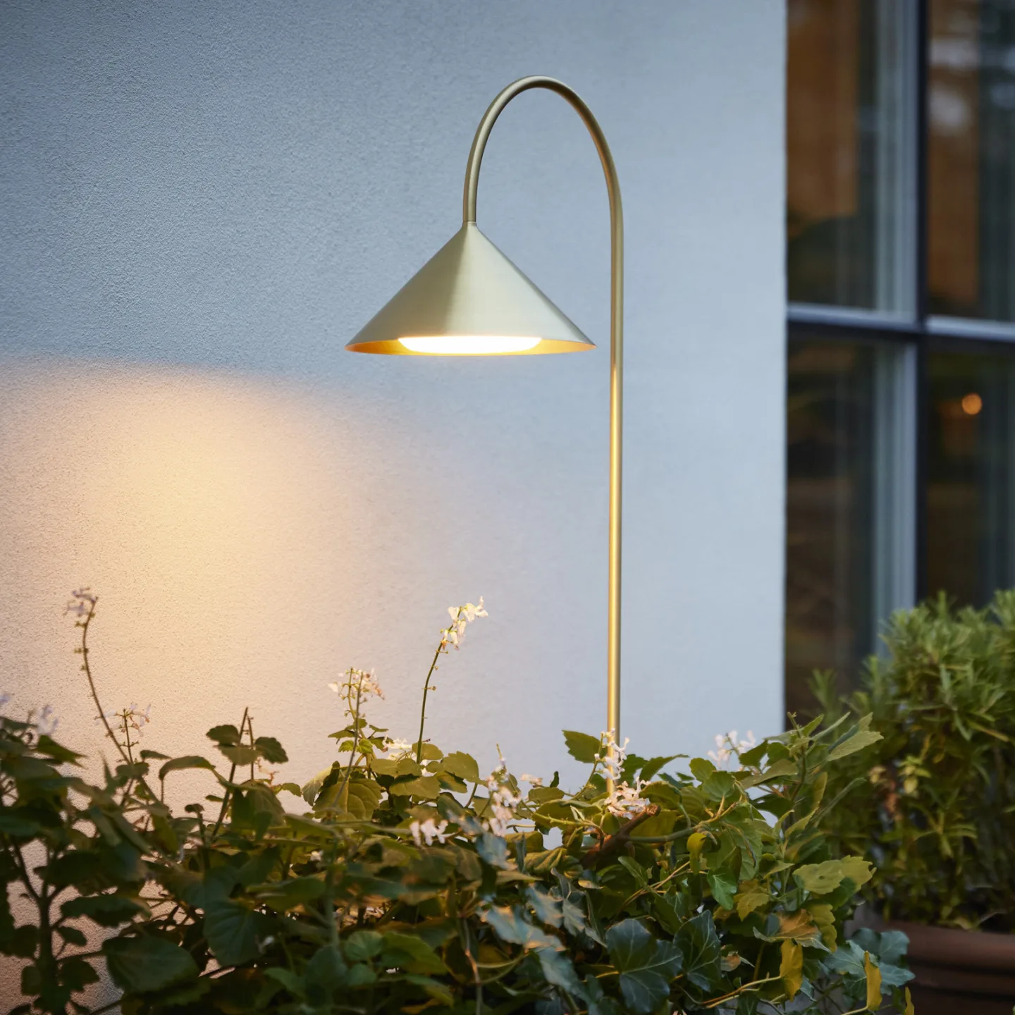 LED-Erdspießlampe Grasp, messingfarben, 82 cm, IP44 - FRANDSEN - Design - Einflammig