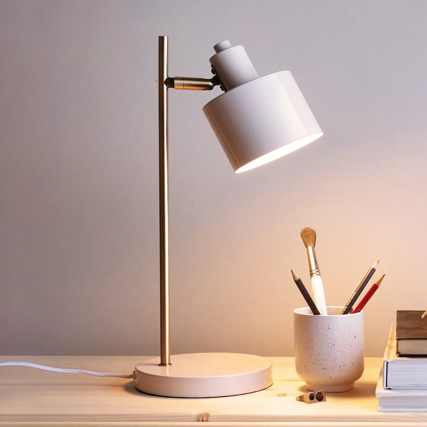 Ocean bordlampe beige/messing - Dyberg Larsen - Stue - Design - Metall - Med skjerm