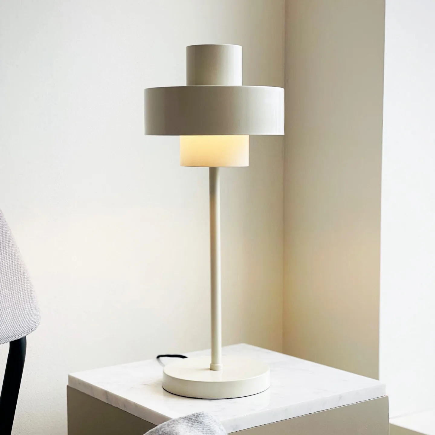 Stoke Tischleuchte Putty Weiß - Dyberg Larsen - Wohnzimmer - Design - Metall - Mit Schirm