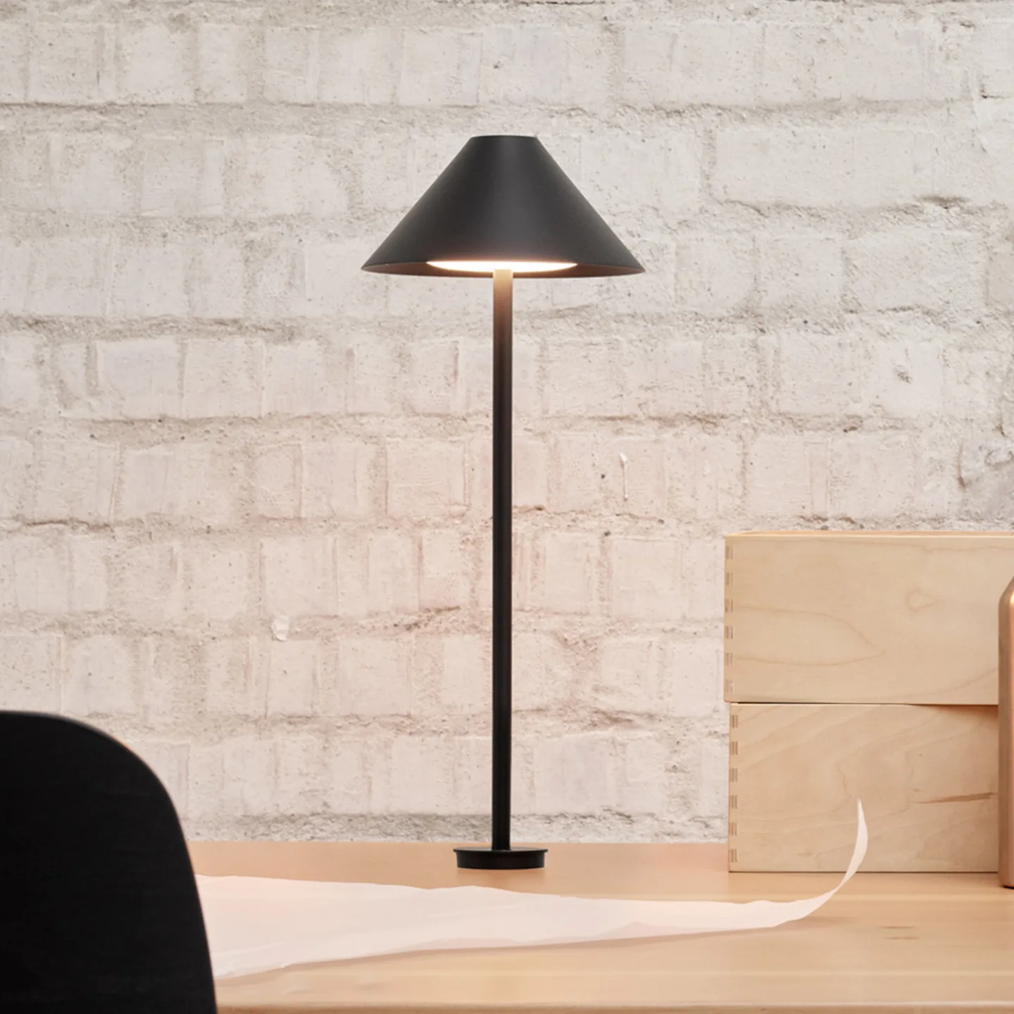 Keglen LED-bordlampe, svart, med pin, CCT - Louis Poulsen - Stue - Design - Metall - Med skjerm