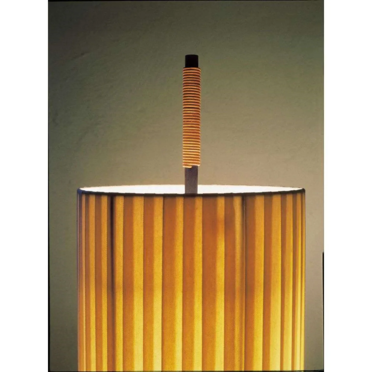 Dórica-golvlampa med stabiliseringsskiva – Santa & Cole - Vardagsrum - Tyg / textil - Med en ljuskälla