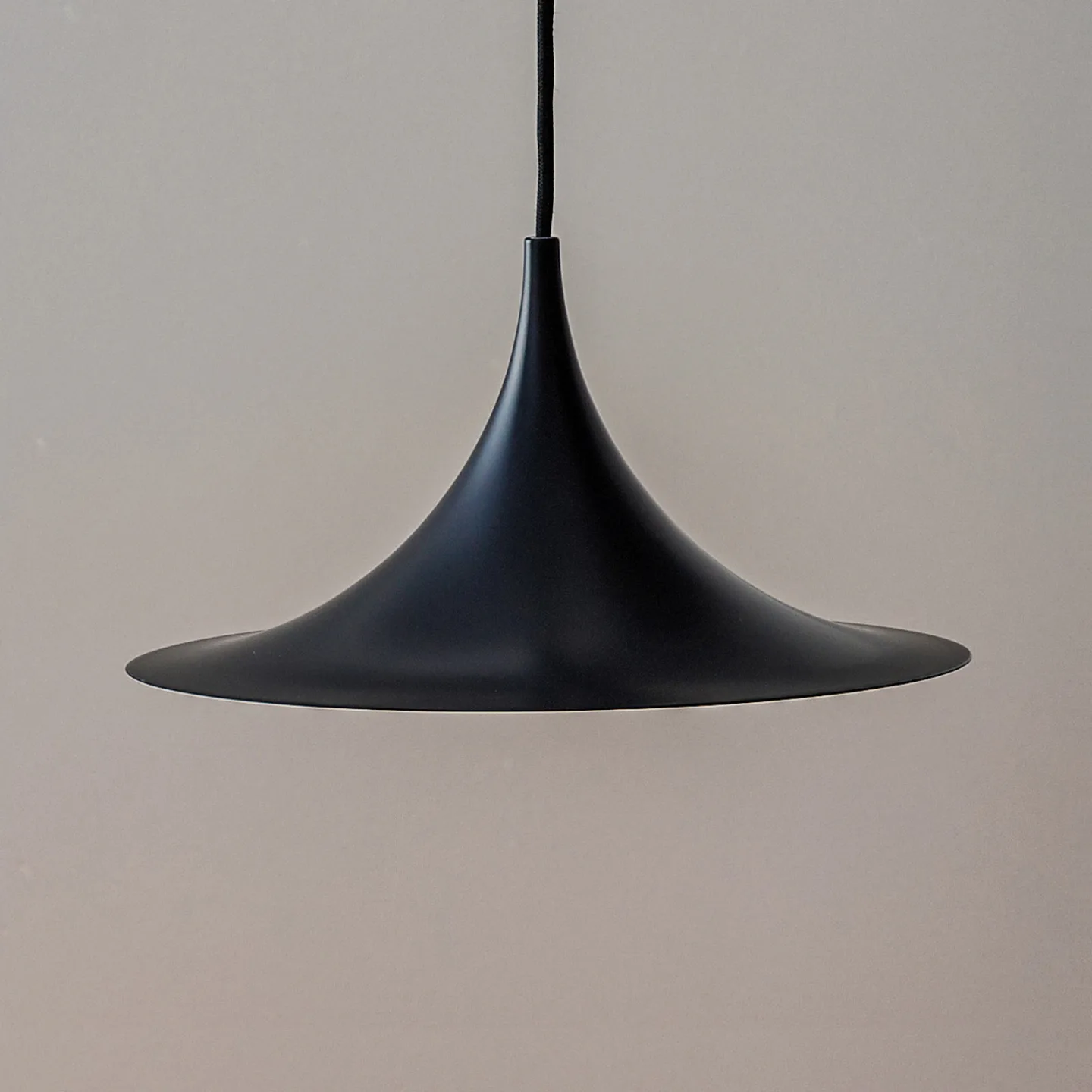 Semi pendellampa Ø30 matt svart - Gubi - Vardagsrum - Design - Metall - Med en ljuskälla