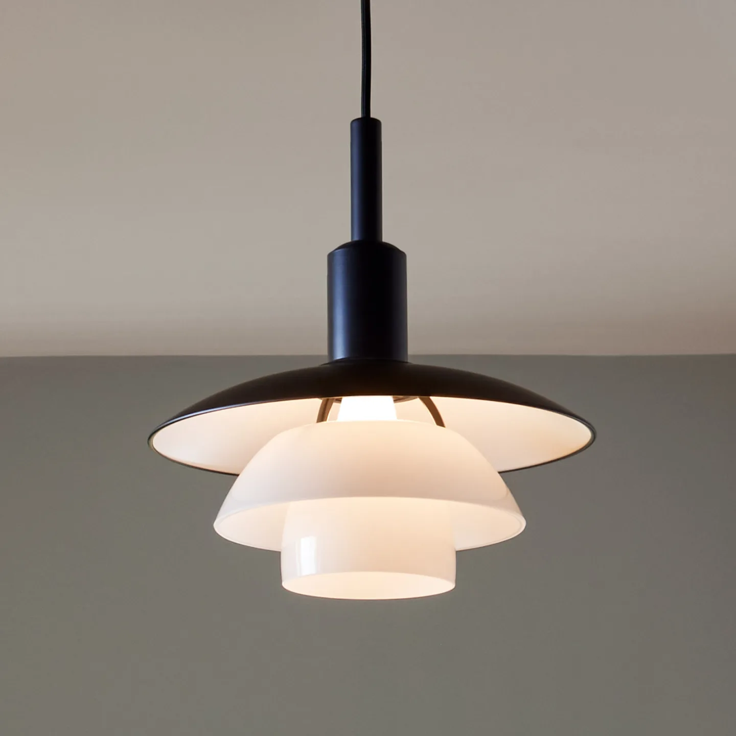 PH 3/3 Pendelleuchte Black/Opal - Louis Poulsen - Wohnzimmer - Design - Metall - Einflammig