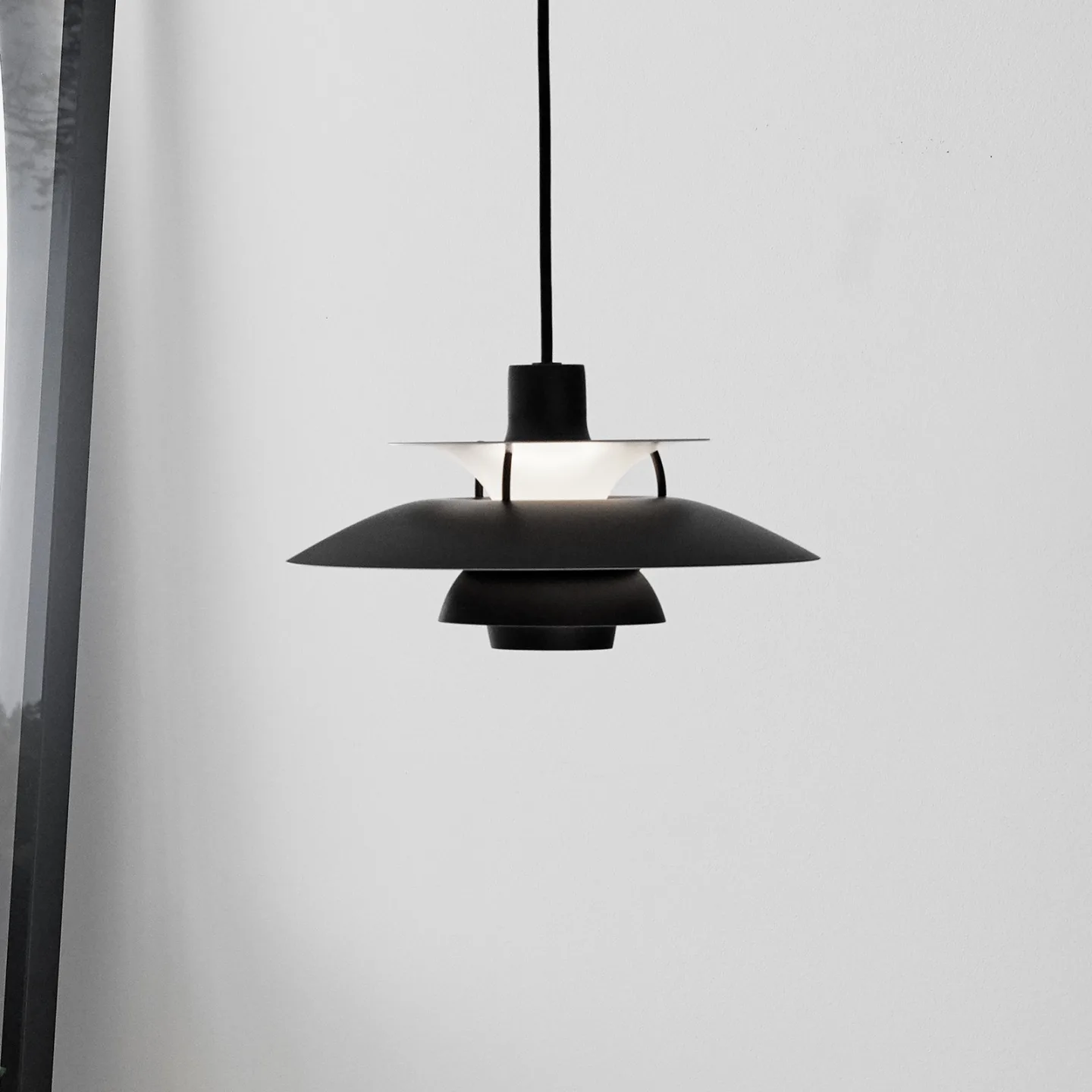 PH 5 300 pendellampe Monochrome Black – Louis Poulsen - Stue - Design - Metal - Med én lyskilde