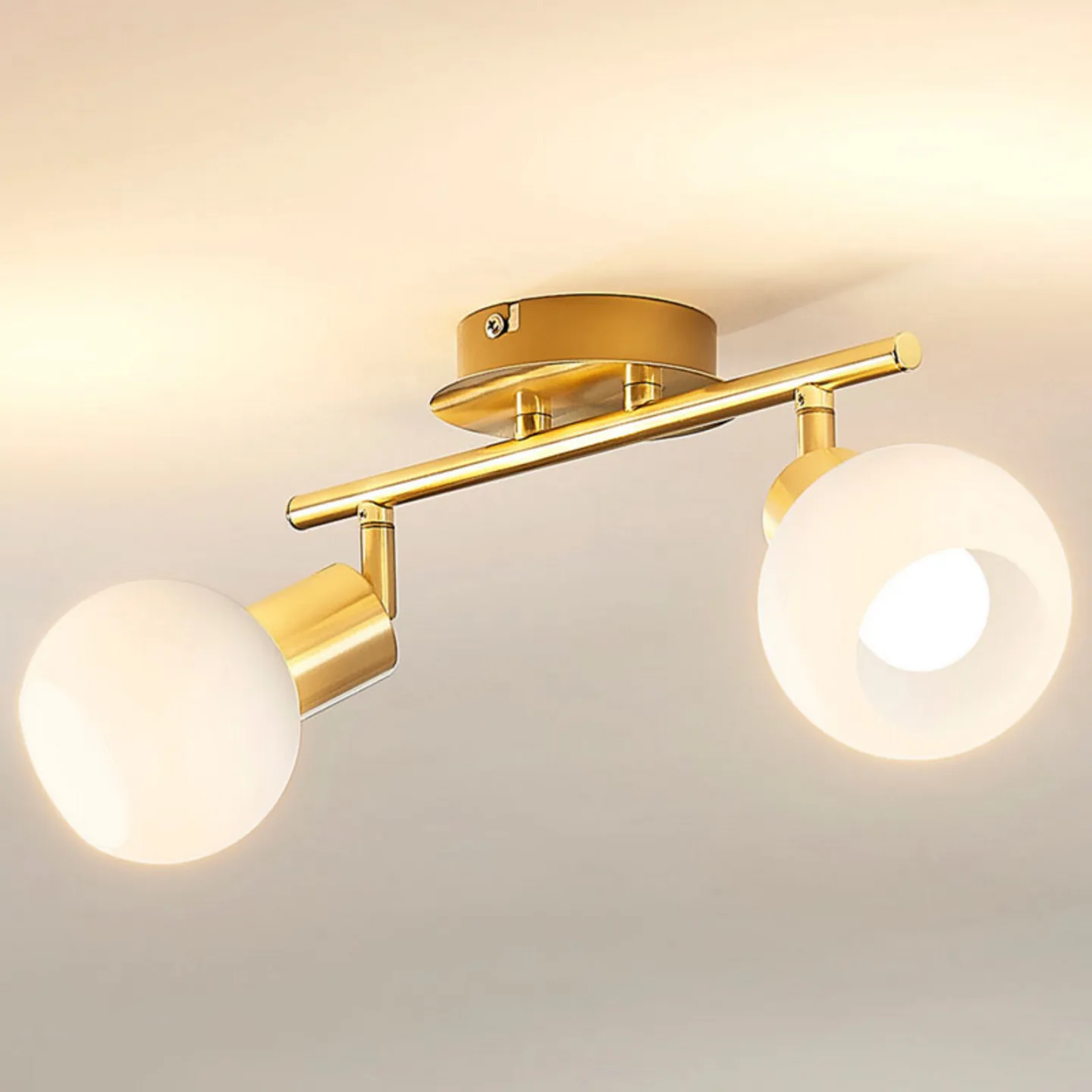 Elaina 2 Loftlampe Brass/Opal - Lindby - Stue - Moderne - Metal - Med flere lyskilder