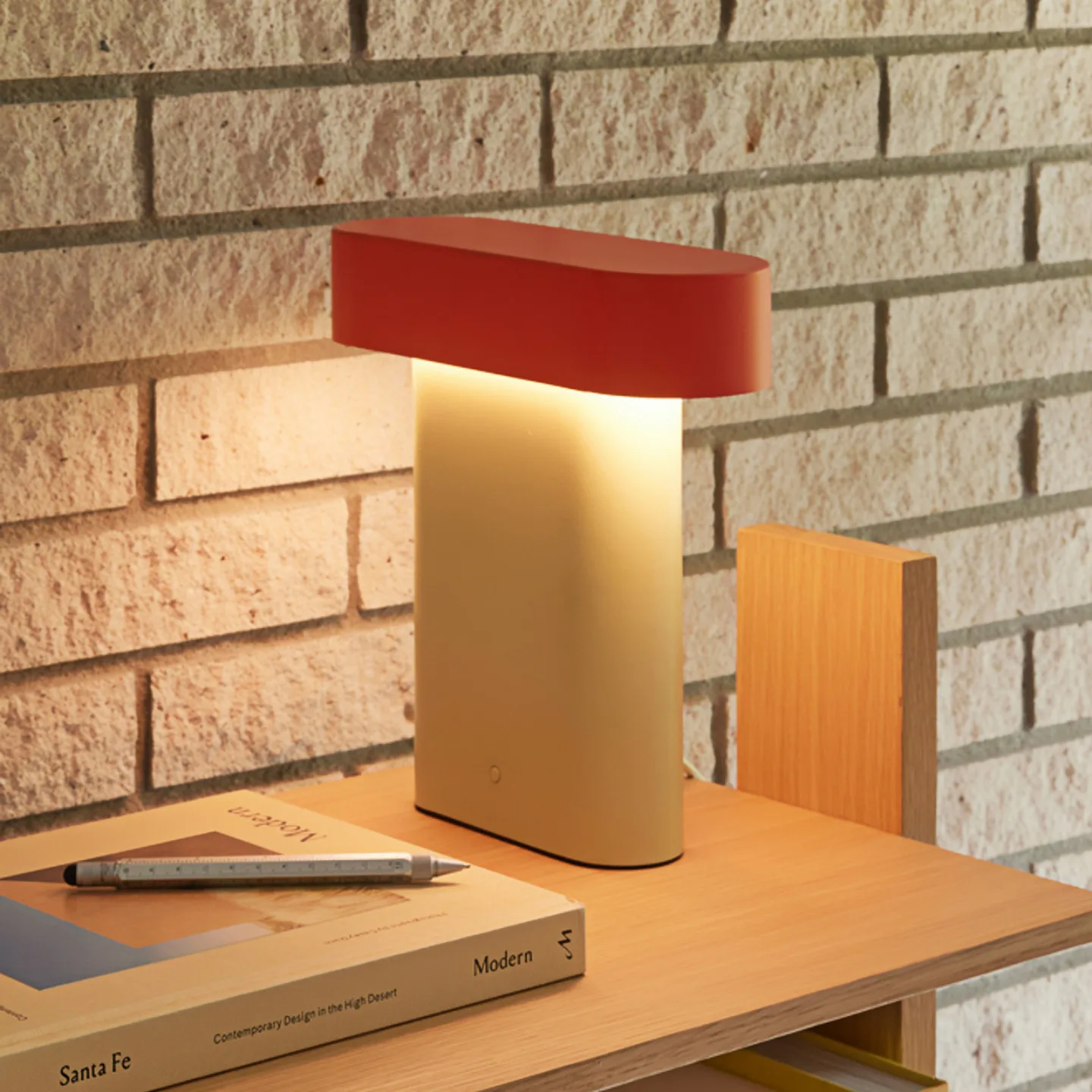 Sleek Tischleuchte Green/Red - Hübsch - Wohnzimmer - Design - Metall - Einflammig