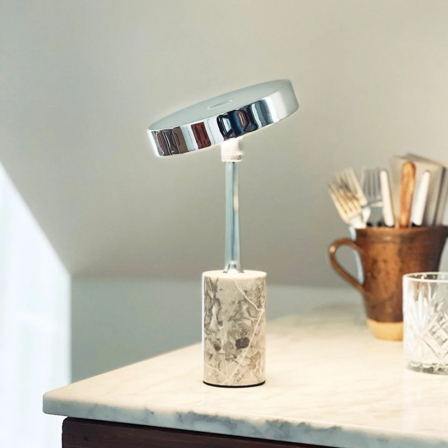 Starlight LED-Akku-Tischlampe, chrom/grau - Dyberg Larsen - Wohnzimmer - Design - Metall - Mit Schirm