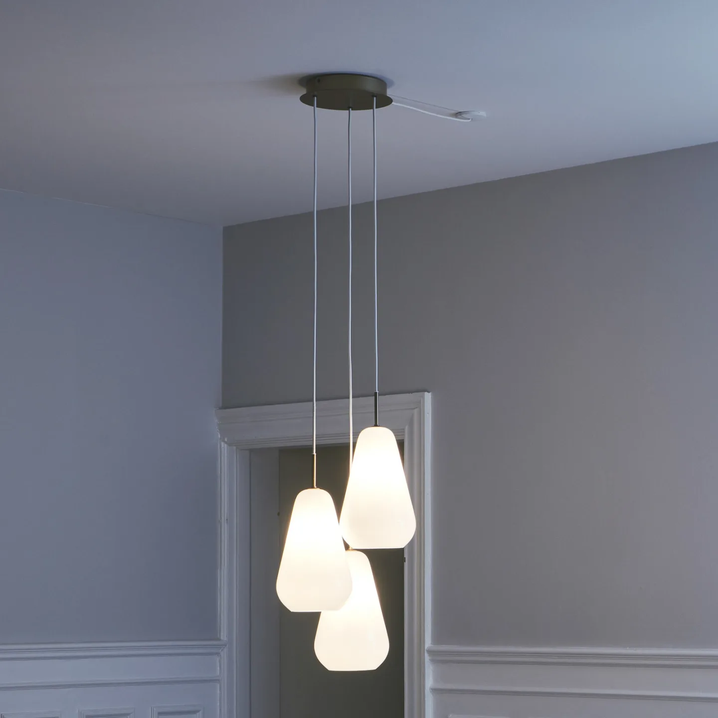 Anoli 3 Krohnleuchter Nordic Gold/Opal - Nuura Nuura Aps - Wohnzimmer - Design - Glas - Mehrflammig
