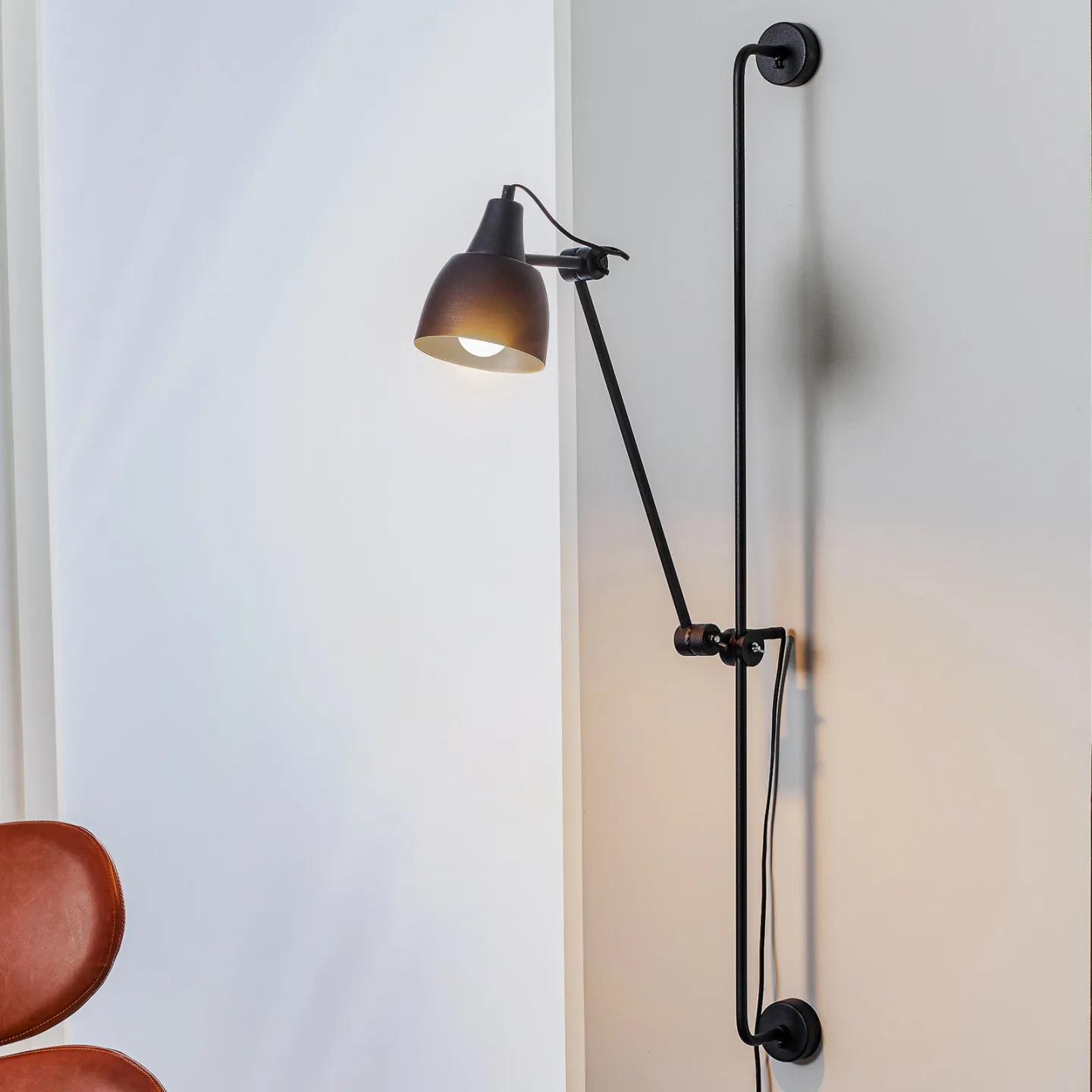 997 Vägglampa, svart, 1 lampa, med stickkontakt – ALDEX - Vardagsrum - Modern - Metall - Med en ljuskälla