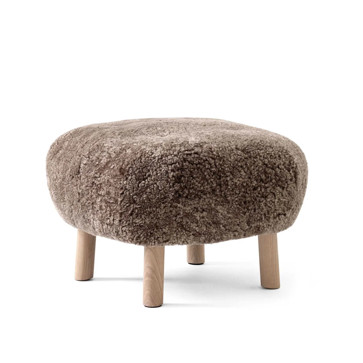 &Tradition - Little Petra Pouf - Sheepskin Sahara 17mm/Oak - Fotpallar - Viggo Boesen - Brun - Trä/Syntetiskt/Ull