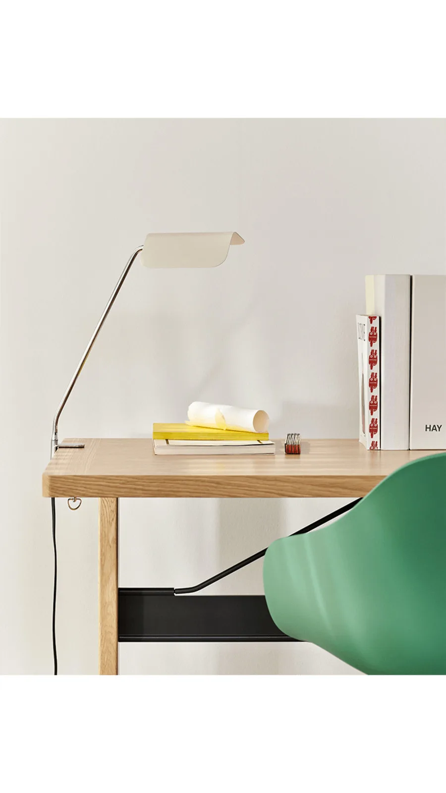 HAY Apex Clip Schreibtischlampe Oyster white