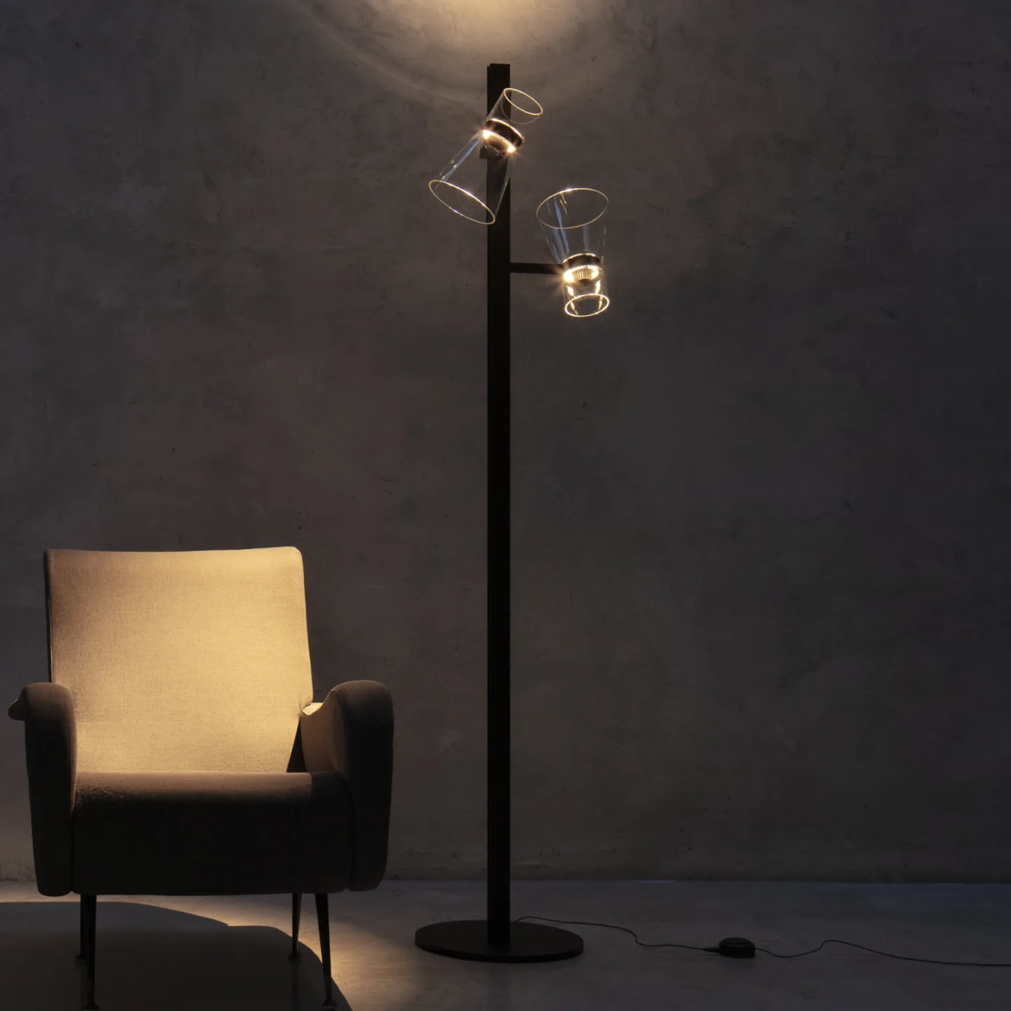 Nocturne F2 Cone LED-Stehlampe schwarz, 2-flg., 206cm - Flos - Wohnzimmer - Design - Aluminium - Mit Schirm