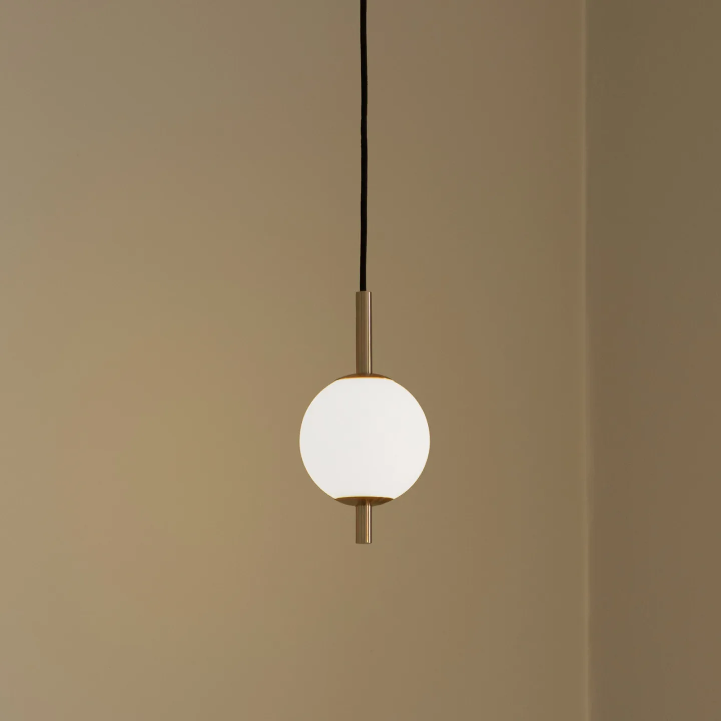 Audrey LED-Hängelampe, messingfarben, 1-flg. Ø 12 cm - UMAGE - Wohnzimmer - Design - Metall - Einflammig