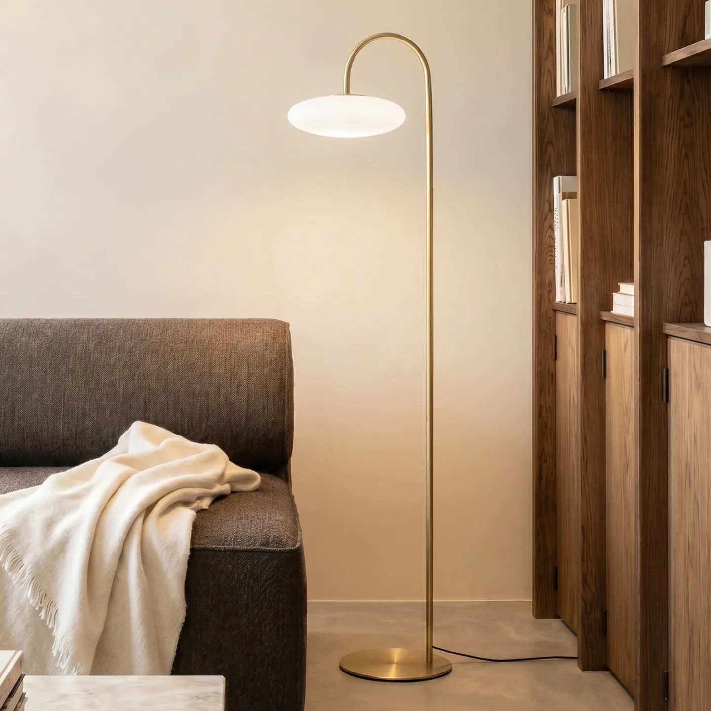 Tenebra LED-gulvlampe, messing/hvit, glass, høyde 155 cm – Lucande - Stue - Moderne - Med en lyskilde