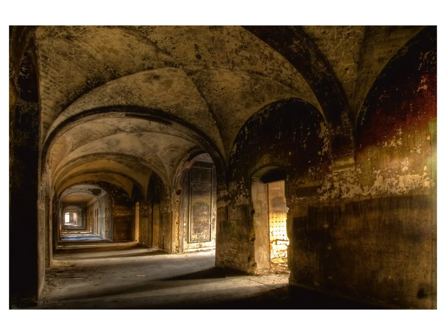 image LAND Digitaldruck auf Acrylglas Lost Place Gewölbe | Schubiger Möbel