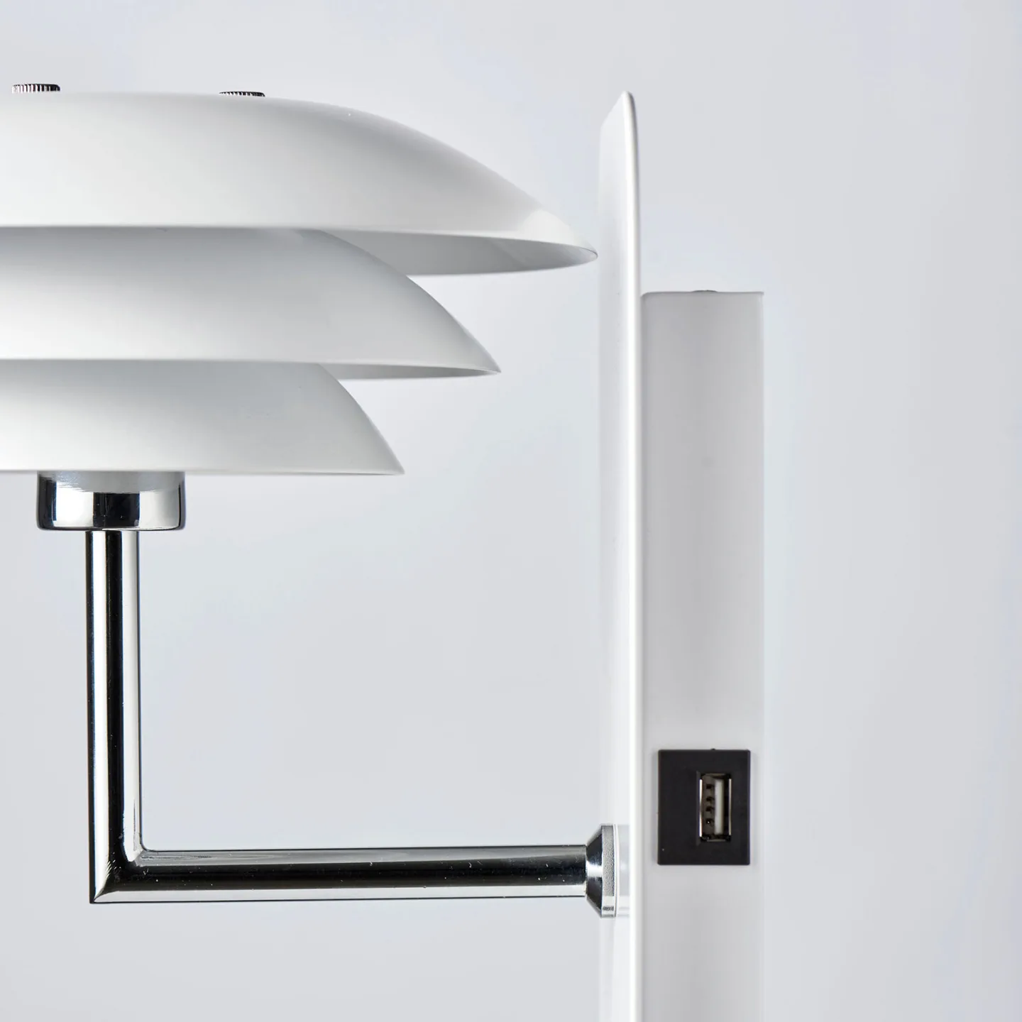 DL20 USB Hylde inkl. Lampe Hvid - Dyberg Larsen DL20 USB Shelf - Soveværelse - Skandinavisk - Metal