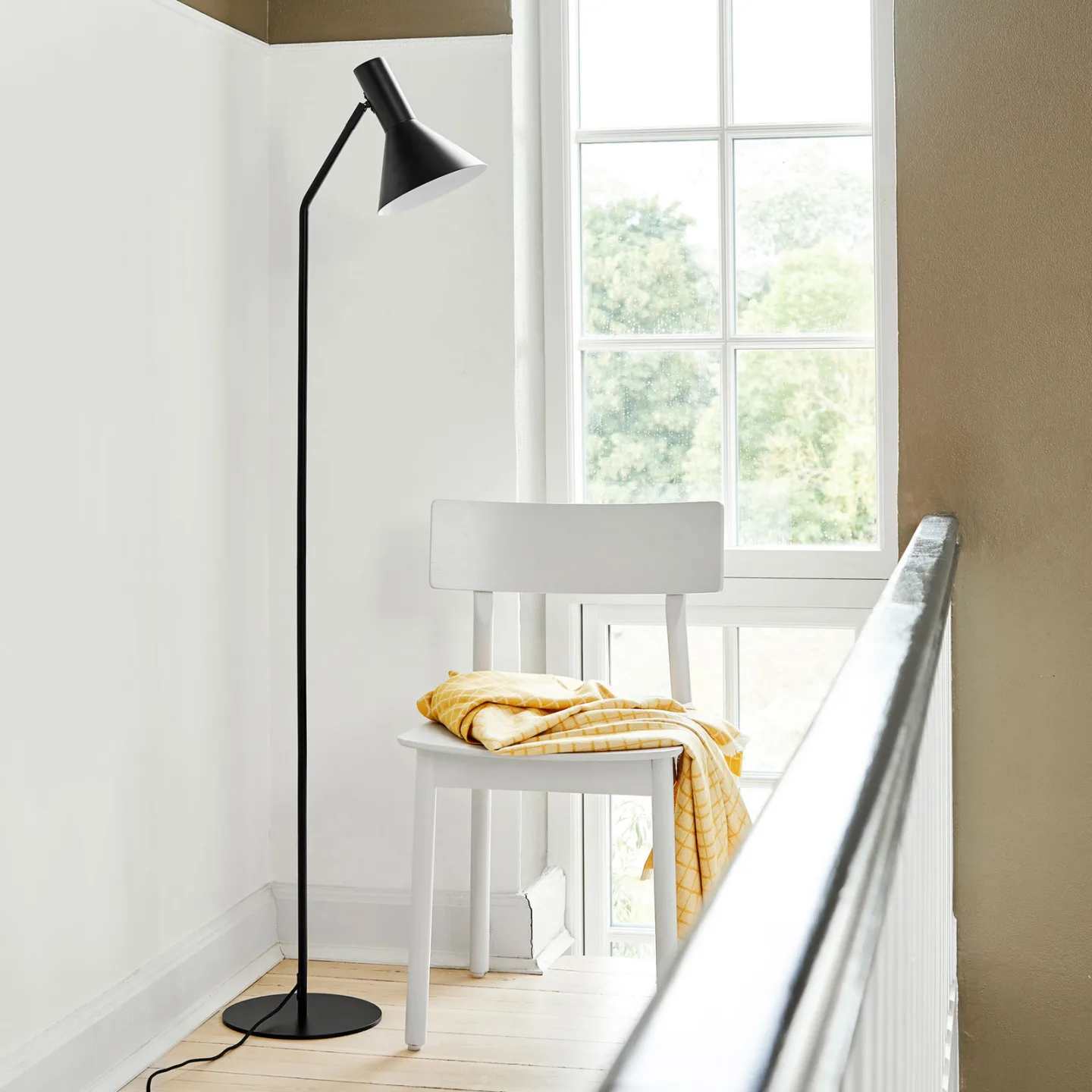Lyss Stehleuchte Schwarz - FRANDSEN - Wohnzimmer - Design - Metall - Einflammig