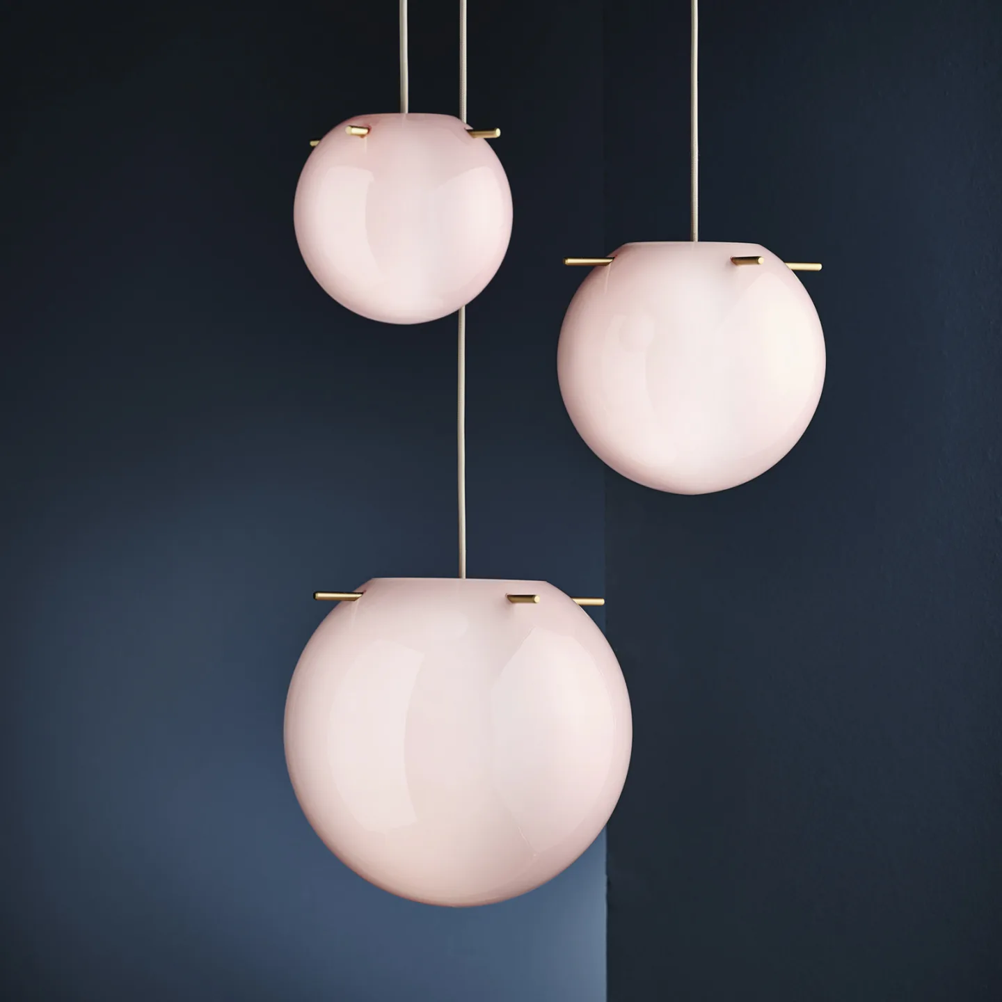 Koi Pendelleuchte Ø19 Opal Rose/Brass - Frandsen - Wohnzimmer - Design - Glas - Einflammig
