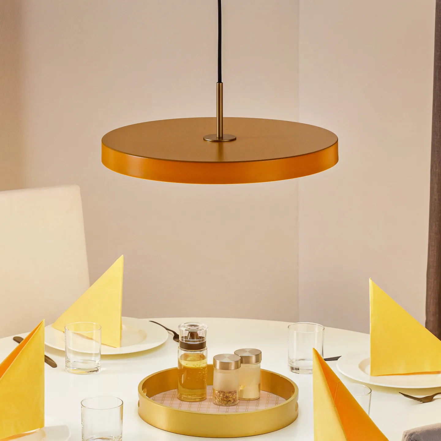Asteria Medium LED-hængelampe, gul/messing, Ø 43 cm - UMAGE - Stue - Design - Metal - Med én lyskilde