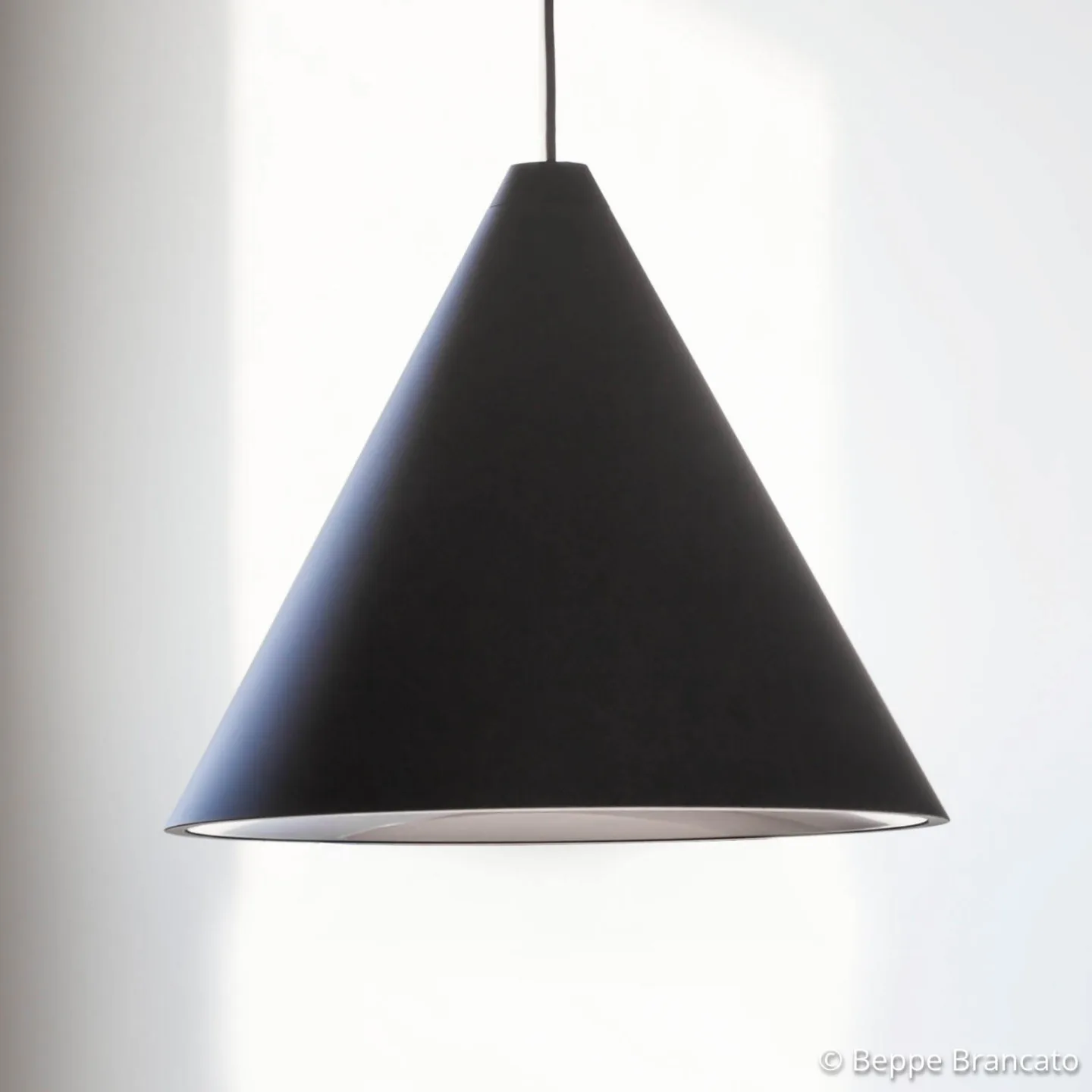 String Light Cone 12 m sort Soft Touch dæmpbar Tilslutning kun til 24 V - FLOS - Stue - Design - Aluminium - Med én lyskilde