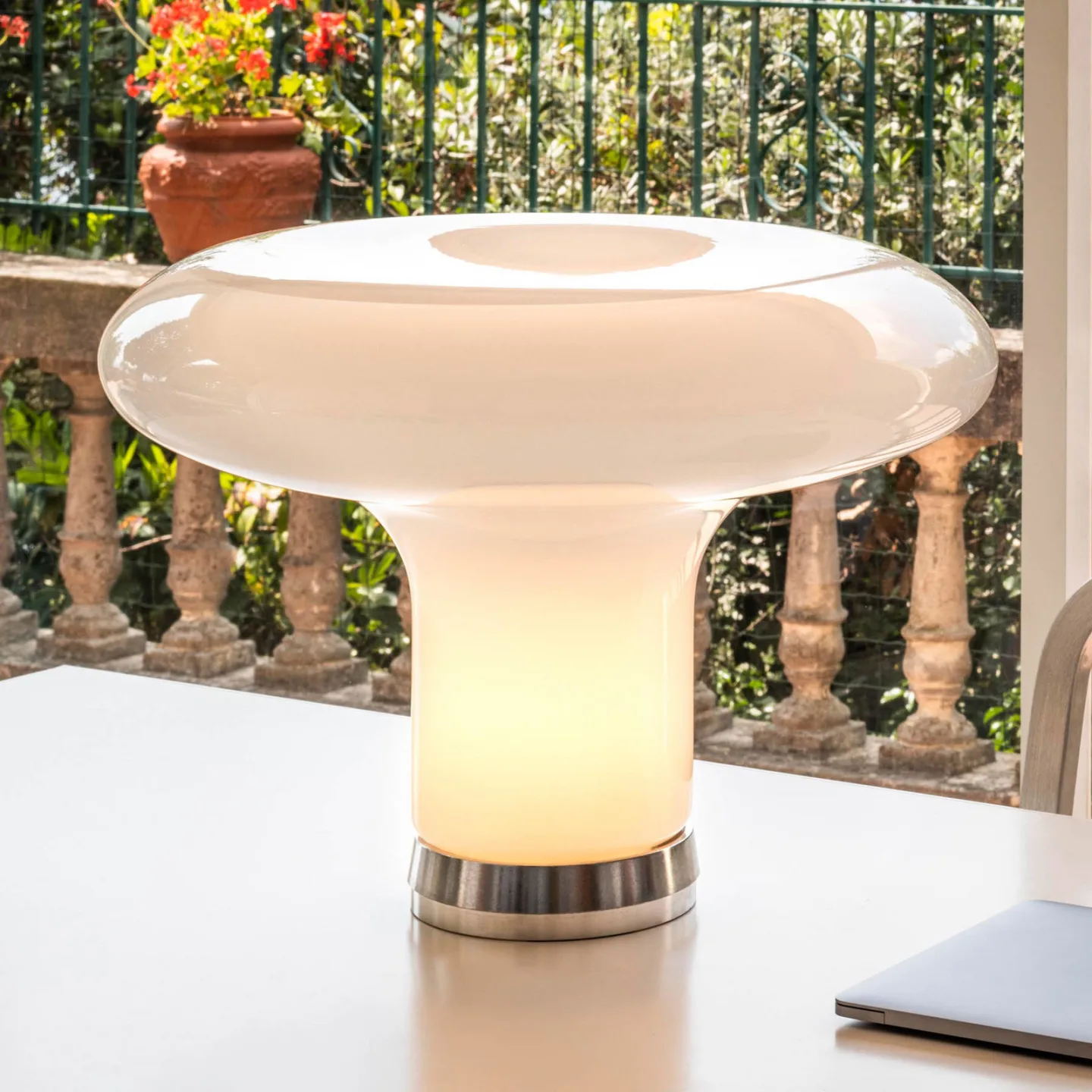 Artemide Lesbo Tischlampe Ø52 cm Opal Weiß