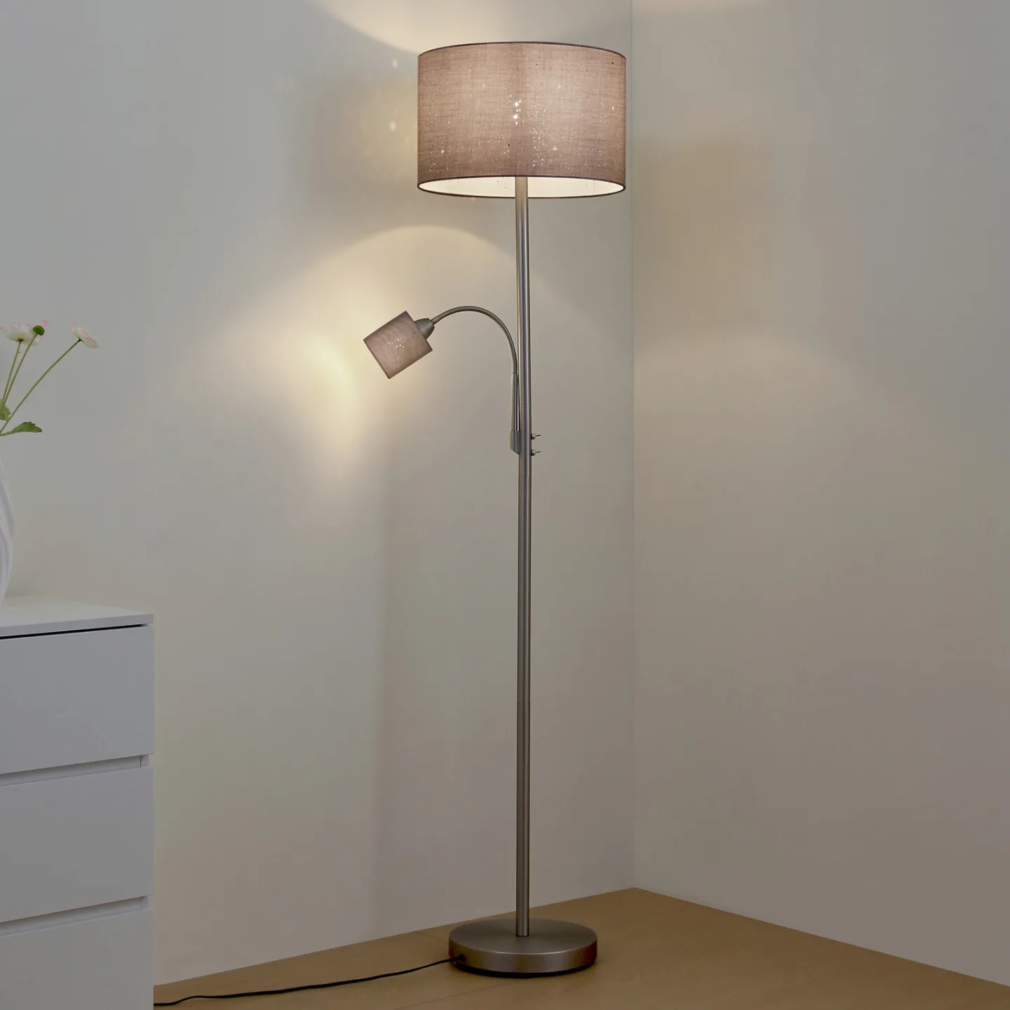 Jaileen Stehleuchte 170 cm, grau, Leselicht, Textil - Lindby - Wohnzimmer - Modern - Stoff / Textil - Mehrflammig