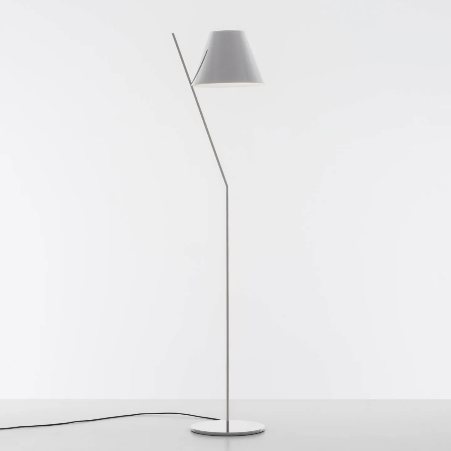 La Petite F Golvlampa White - Artemide - Vardagsrum - Design - Plast - Med lampskärm