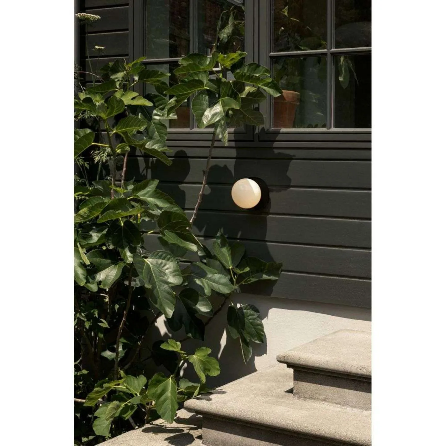 Außen-Wandlampe Liila, schwarz/opal, Ø 16,5cm, IP54 - Nuura Nuura Aps - Terrasse - Skandinavisch - Metall - Einflammig