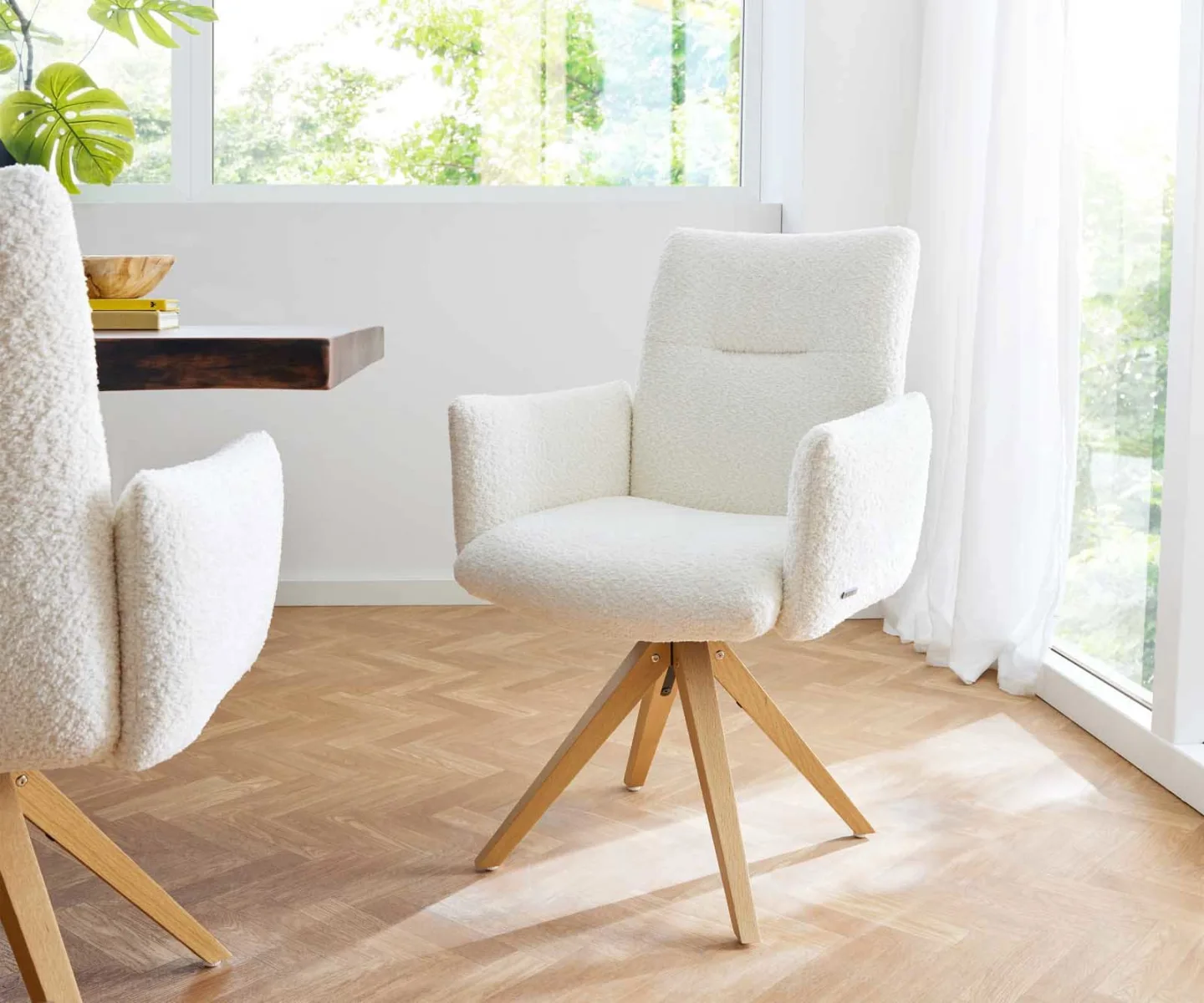 Drehstuhl Jova-Flex mit Armlehnen Bouclé Weiß Holzgestell kantig Natur 360° drehbar Taschenfederkern