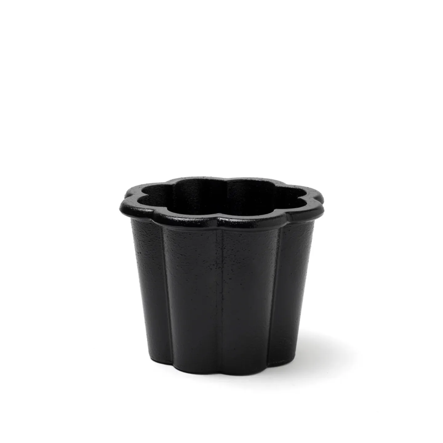 Byarums Bruk - Fjällsippa kruka låg svart - Utomhuskrukor - Signe Persson-Melin - Svart - Metall
