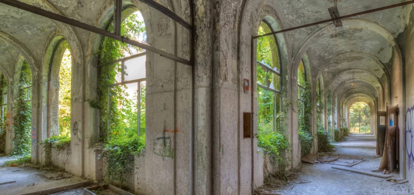 image LAND Alubild Lost Place Geteilter Flur | Schubiger Möbel