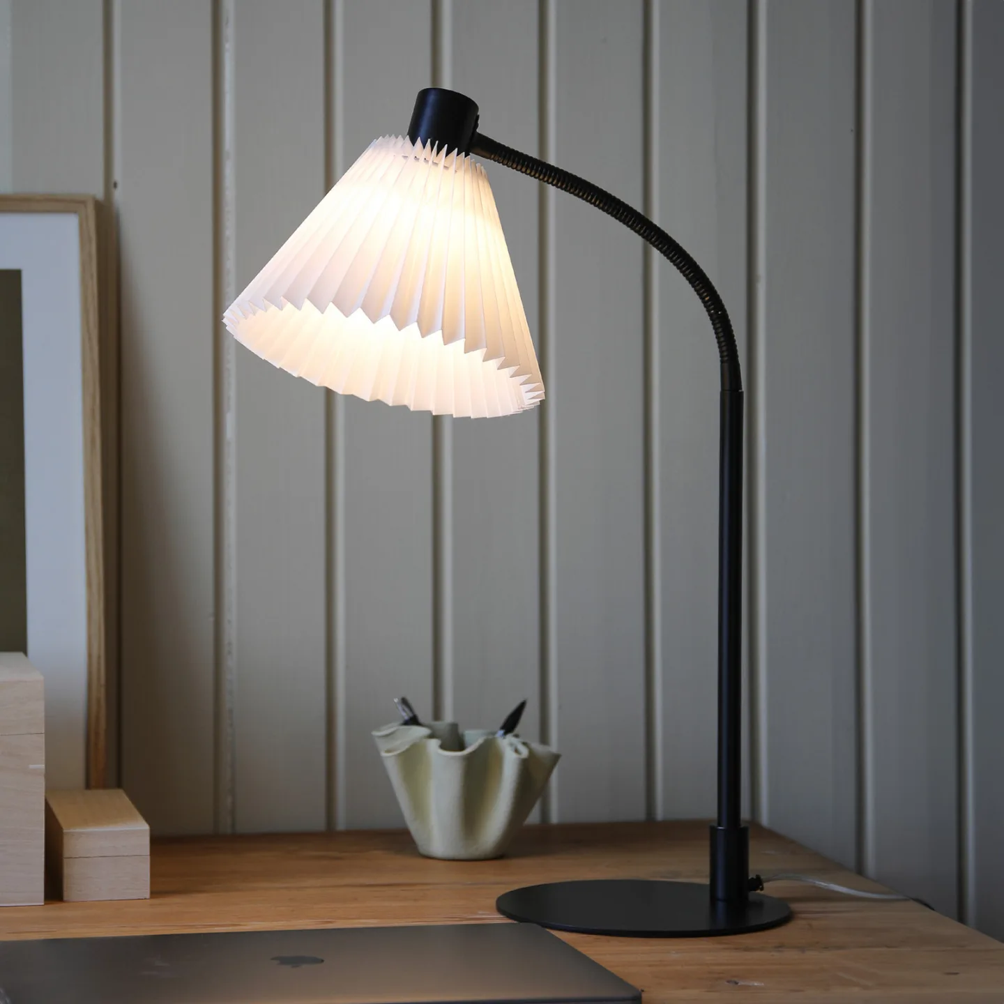 Mira 1 Bordlampe Black/White - Markslöjd - Stue - Skandinavisk - Metall - Med skjerm