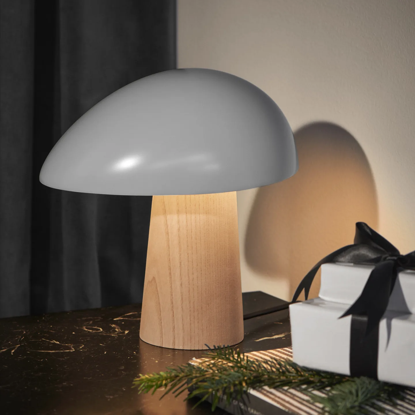 Night Owl Bordlampe Mat Smokey White/Ash - Fritz Hansen - Stue - Design - Træ - Med skærm