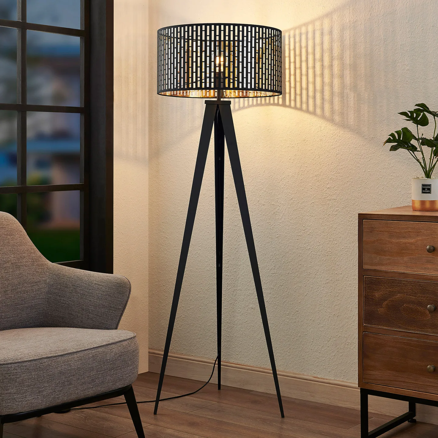 Thoralf Stehleuchte Black - Lindby - Wohnzimmer - Metall - Dreibein