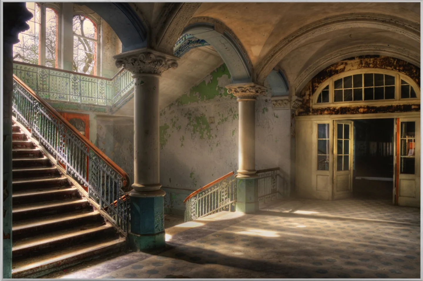 image LAND Bild mit Rahmen Lost Place Treppenhaus | Schubiger Möbel