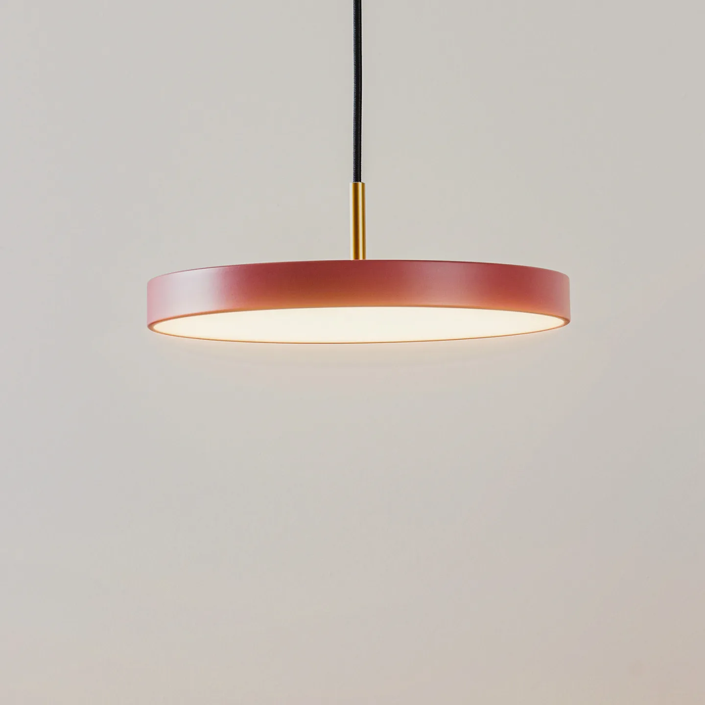 Asteria Mini LED-hengelampe, rosé/messing, Ø 31 cm - UMAGE - Stue - Design - Metall - Med en lyskilde