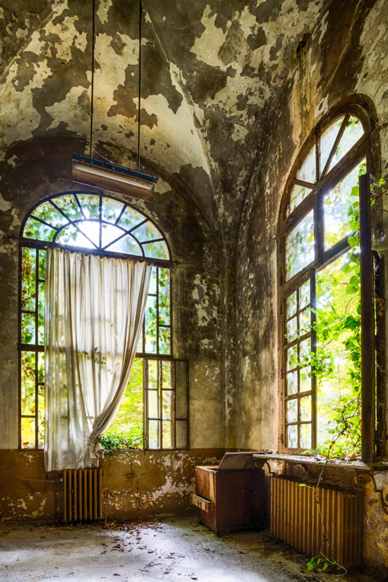 image LAND Alubild Raum in Verlassener Villa | Schubiger Möbel