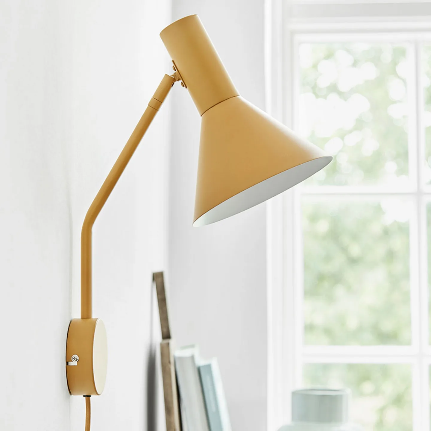 Lyss Wandleuchte Hellbraun Stecker - FRANDSEN - Wohnzimmer - Design - Metall - Einflammig