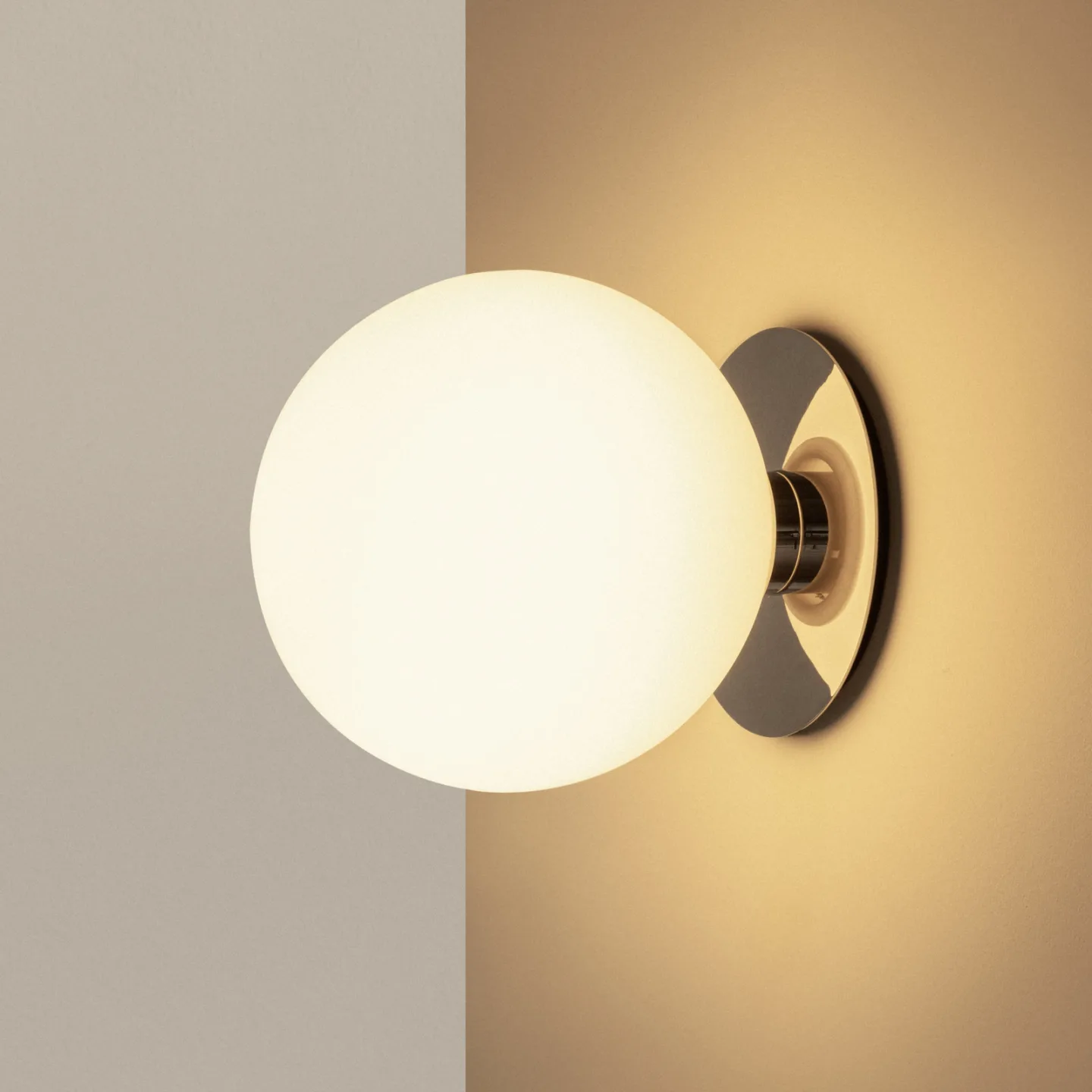 Audo Copenhagen TR tak/vägglampa Polished steel