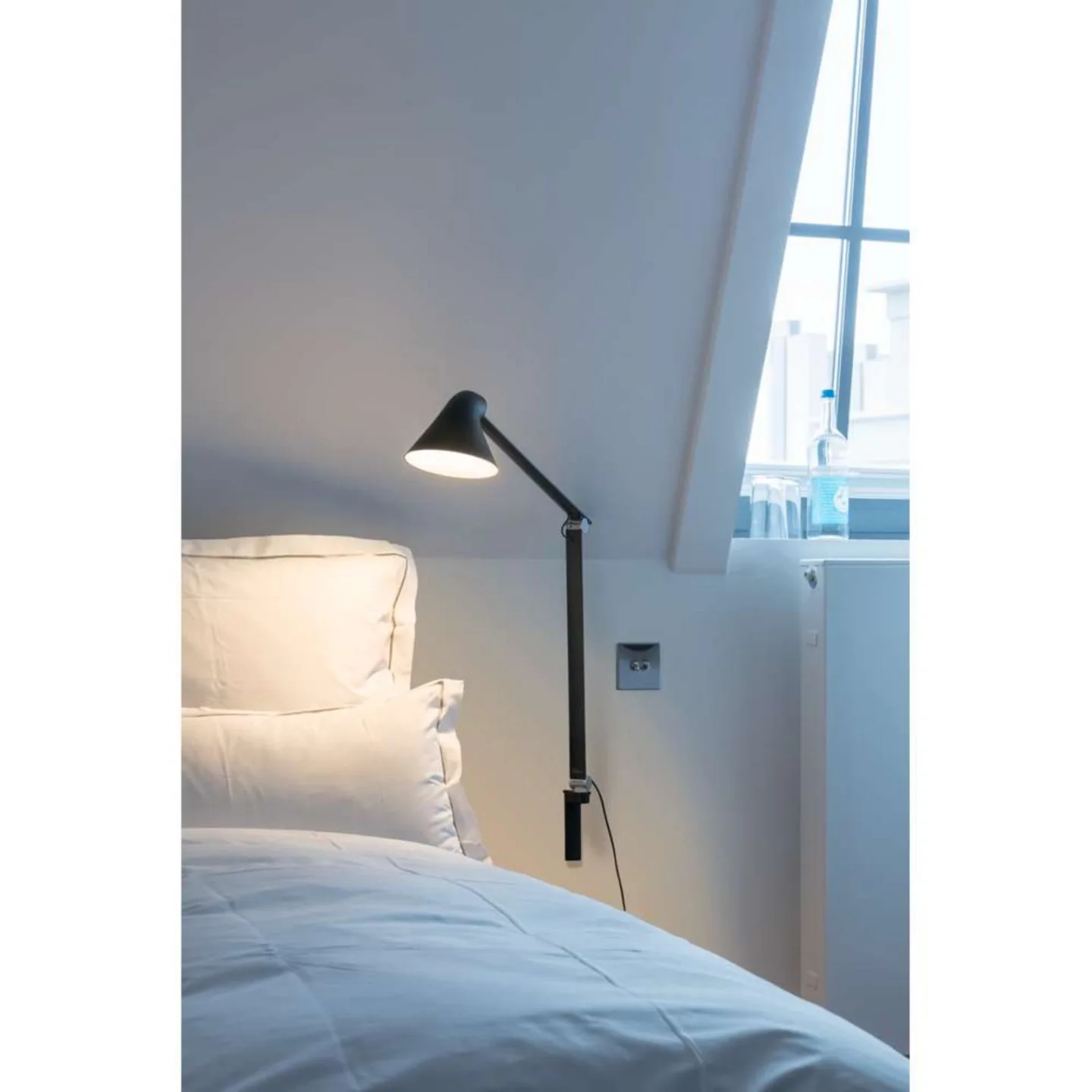 NJP Box Long LED-Wandleuchte, 2700K, grau - Louis Poulsen - Wohnzimmer - Aluminium