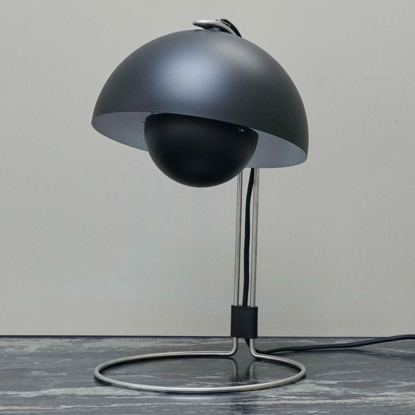 Flowerpot VP4 bordlampe, mat sort, 36 cm - &TRADITION - Stue - Design - Metal - Med skærm