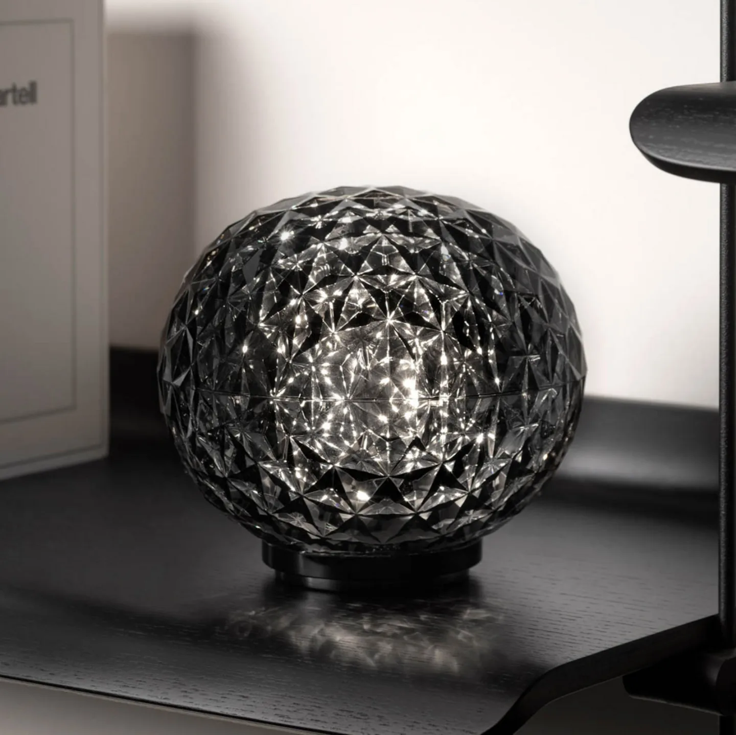 Mini Planet Plug Bordslampa Smoke - Kartell - Vardagsrum - Design - Plast - Klot