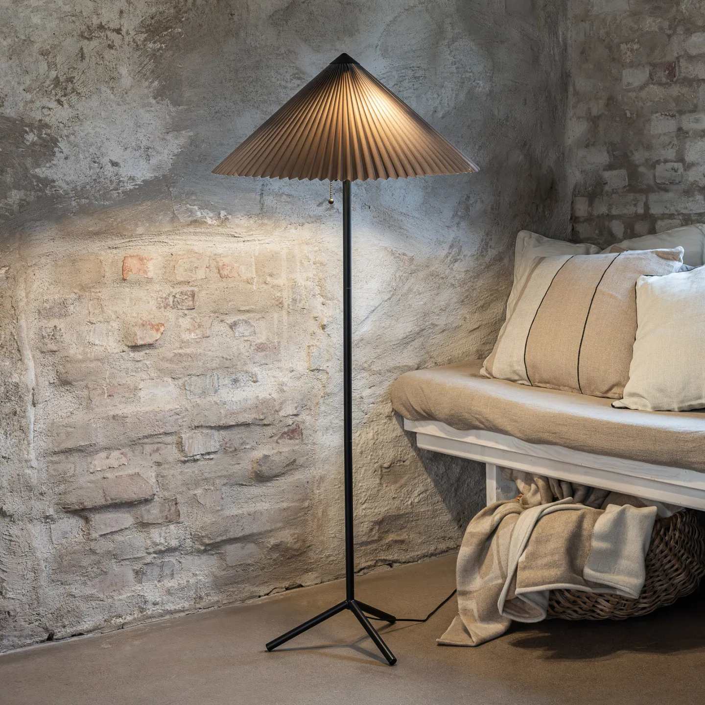 Plisado 2 Gulvlampe Black/Grey - Markslöjd - Stue - Skandinavisk - Metal - Trebenet