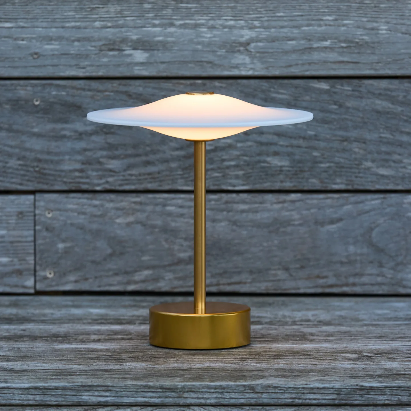 Sinus 22 bærbar LED-bordlampe, messing, IP44 – Piet Hein - Balkong - Design - Aluminium - Med en lyskilde